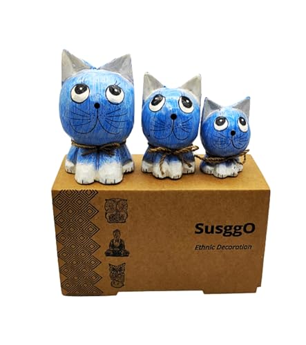 SusggO-Set mit 3 Katzen aus Holz. Handgemachte Figuren, dekorative Katzen, Dekoration, handgeschnitzte Glückskatze, Ornament, Möbel (Blau, Weiße Details, Blau Gab) von SusggO