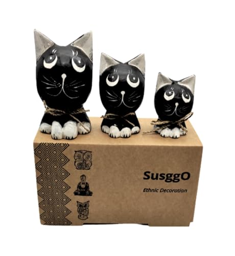 SusggO-Set mit 3 Katzen aus Holz. Handgemachte Figuren, dekorative Katzen, Dekoration, handgeschnitzte Glückskatze, Ornament, Möbel (Schwarz, Weiße Details, Schwarz GNB) von SusggO