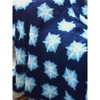 Dunkelblaue Tagesdecke Mit Schneeflocken von SusieQsYarns