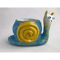 Lächelnder Lustiger Dekorativer Schneckentopf Aus Recyceltem Textil Und Zement | Umweltfreundlicher Blumentopf von SustainableDecors