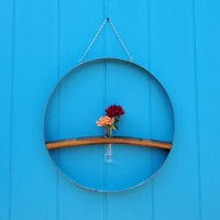 Weinfass Hoop Und Barrel Stave Shelf Mit Einer | 1 Zentrierten Röhrenvase von SuttonAuthentic