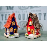 Zwei Keramikhäuser Weihrauchhalter Set, Kunst Wohndekor Artikel Kleine Häuser Weihrauchbrenner. Ein Kleines Haus Aus Ton. Weihnachtsgeschenk von SuvenaArt