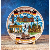 Berliner Teller. Farbe Vektor Stil Hängende Wand Porzellan Wandteller 20 cm Dekoratives Souvenir Mit Ständer Wahrzeichen Berlin Deutschland von SuvenixCityPlates
