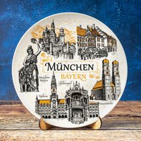 Münchner Teller. Gold Style Hängende Wand Porzellan Platte Dekor 20 cm Dekoratives Souvenir Mit Ständer München Bayern Deutschland von SuvenixCityPlates