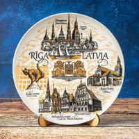 Riga Teller. Goldstil Hängende Wand Porzellan Platte 20 cm Dekoratives Souvenir Mit Ständer Lettland Wahrzeichen von SuvenixCityPlates