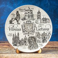 Vilnius Teller. Silberner Stil Hängende Wand Porzellan Platte 20 cm Dekoratives Souvenir Mit Ständer Litauien Lietuva von SuvenixCityPlates