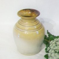 Carmel & Cream Vase - Handgemacht Auf Töpferscheibe Geworfen Versandfertig von SuzannesPotteryFarm