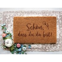 Kokos Fußmatte Indoor Matte "Schön, Dass Du Da Bist" | Geschenk Für Paare Zum Einzug, Einweihungsparty, Hochzeit von SuzuPapers