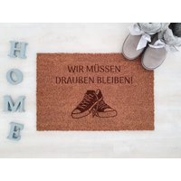 Kokos Fußmatte Indoor Matte "Wir Müssen Draußen Bleiben" | Geschenk Für Familien, Paare Und Singles Zum Einzug & Umzug von SuzuPapers