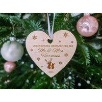 Personalisierter Mr & Mrs Weihnachtsanhänger - Erstes Weihnachten Als Ehepaar Christbaumschmuck Holz von SuzuPapers