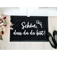 Waschbare Fußmatte Für Den Innen- Und Außenbereich - Dekomatte „Schön, Dass Du Da Bist" Geschenk Zum Einzug, Einweihungsparty von SuzuPapers