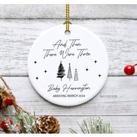 Und Dann Gab Es Drei Personalisierte Familien Ornament-Weihnachtsbaum Dekoration-Schwangerschaftsankündigung-Baby Kommt Bald-Schwangerschaft Ornament von SvenHStore