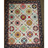 Proch Swing With Lacel Paisley - Blau, Weiss, Gemischt, 73 X 98, Queen Quilt von SwanQuiltingStudio