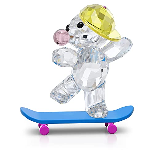 Swarovski Kris Bear Skaterbear Figur, klare, rosa und gelbe Kristalle mit blau lackierten Metallakzenten, Teil Kris Bear Kollektion von Swarovski