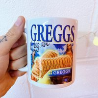 Greggs Tasse Vegane Wurstrolle Lustige Kaffee Tee Meme Weihnachten Geburtstag Vatertag Lockdown Vintage Zitate von Swazzdraws