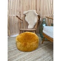 Gebranntes Orange Echtes Schaffell Poufee, Fußhocker Aus Echtem Schaffell, Gebrannte Sitzhocker von Swedishdalahorse