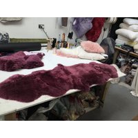 Pflaume Lila Schaffell Teppich Mittleres Weinrot Schönes Luxus Pflaume Lila Schaffell Teppich Mittleres Weinrot Schönes Luxus von Swedishdalahorse