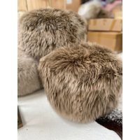 Schaffell Hocker, Taupe Hellbrauner Flauschiger Pouffe, Echtes Schaffell, Sitzhocker von Swedishdalahorse