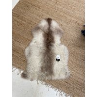 Seltener Schaffell Teppich Mit Natürlichen Markierungen, Echtes Schaffell, Natürliche Schaffellteppich Seltener Schaffell Teppich Mit Natürlichen Markierungen, Echtes Schaffell, Natürliche Schaffellteppich von Swedishdalahorse