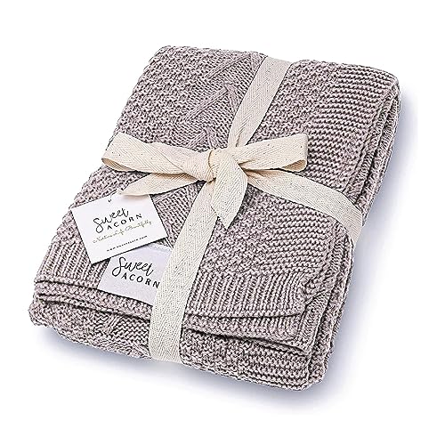 Sweet Acorn Strick-Babydecke mit Zopfmuster, Bio-Baumwolle, Decken für Kinderbett oder Kinderwagen, Empfangsdecken - Nebelgrau von Sweet Acorn