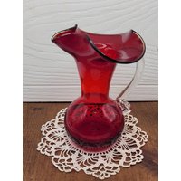 Kleine Rubin Vase Mit Glasgriff, Vintage Krug von SweetAngelVintage