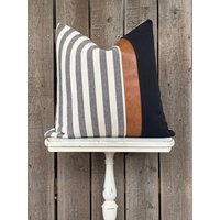 1 Modernes Bauernhaus Breit Gestreifter Kissenbezug Mit Kunstleder Akzent | Gewebte Streifen Creme Back Wähle Deine Farbe 1 Modernes Bauernhaus Breit Gestreifter Kissenbezug Mit Kunstleder Akzent | Gewebte Streifen Creme Back Wähle Deine Farbe von SweetAnnieAcres