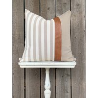 Breiter Gestreifter Kissenbezug Mit Kunstlederakzent Gewebte Streifen | Creme Back Wähle Deine Farbe Breiter Gestreifter Kissenbezug Mit Kunstlederakzent Gewebte Streifen | Creme Back Wähle Deine Farbe von SweetAnnieAcres