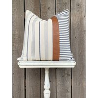 1 Modernes Bauernhaus Breit Gestreifter Kissenbezug Mit Kunstleder Akzent | Gewebte Streifen Creme Back Wähle Dein Muster 1 Modernes Bauernhaus Breit Gestreifter Kissenbezug Mit Kunstleder Akzent | Gewebte Streifen Creme Back Wähle Dein Muster von SweetAnnieAcres