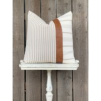 1 Modernes Bauernhaus Breit Gestreifter Kissenbezug Mit Kunstleder Akzent | Gewebte Streifen Creme Back Wähle Dein Muster 1 Modernes Bauernhaus Breit Gestreifter Kissenbezug Mit Kunstleder Akzent | Gewebte Streifen Creme Back Wähle Dein Muster von SweetAnnieAcres