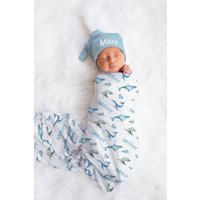 Baby Swaddle Decke Hut Set - Unter Dem Meer-Babypartygeschenk -Krankenhaus Name Bekanntgabe -Personalisierte Junge Mit Walen von SweetBabyDays