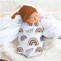 Boho Regenbogen Swaddle Decke Set Mit Namen -Custom Baby Shower Geschenk Krankenhaus Name Bekanntgabe Personalisierte Babydecke von SweetBabyDays
