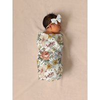 Vintage Blumen Swaddle Decke Stirnband Hut Set - Personalisierte Baby Shower Geschenk Krankenhaus Namen Bekanntgabe Personalisierte Girl Vintage Blumen Swaddle Decke Stirnband Hut Set - Personalisierte Baby Shower Geschenk Krankenhaus Namen Bekanntgabe Personalisierte Girl von SweetBabyDays