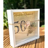 Graviertes Und Gelasertes Holzschild Im 3D Bilderrahmen, 6cm Tiefer Weißer Rahmen Mit Trockenblume, Geldgeschenk Zum Runden Geburtstag von SweetDreamHomeDesign