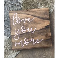 Love You More Valentinstag Schild Aus Holz Bauernhaus Dekoration von SweetLoveBlooms