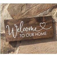 Willkommen Bei Our Home Holzschild - Willkommensschild Aus Holz Geschenk Für Neues Zuhause Einweihungsgeschenk Hochzeitsgeschenk von SweetLoveBlooms