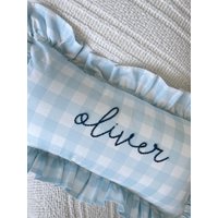 Blauer Vichy-Kissenbezug Mit Personalisiertem Namen - Handbestickt von SweetOliveStreetbyJJ