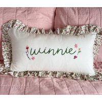 Blumiger Rüschen-Kissenbezug Mit Personalisiertem Namen - Handbestickt von SweetOliveStreetbyJJ