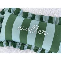 Grün Gestreifter Rüschen-Kissenbezug Mit Personalisiertem Namen Handbestickt von SweetOliveStreetbyJJ