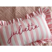 Rosa Gestreifter Rüschenkissenbezug Mit Personalisiertem Namen - Handbestickt von SweetOliveStreetbyJJ