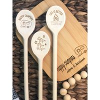 Happy Camper Löffel Set | Custom Last Minute Geschenk Holz Rv Für Sie Go Camping von SweetSouthernLaser