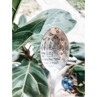 Der See Ruft Und Ich Muss | Happy Camper Löffel Seeleben Eine Rahmenkabine Seelöffel Gestempelter Silberlöffel Süßes Thymian Design von SweetThymeDesign