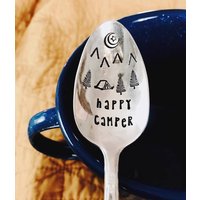 Glücklicher Camper - Kaffeelöffel Camping Löffel Geschenk Gestempelt Silberlöffel Zuckerlöffel Kaffeelöffel- Aber Erste Kaffee Glücklicher Camper - Kaffeelöffel Camping Löffel Geschenk Gestempelt Silberlöffel Zuckerlöffel Kaffeelöffel- Aber Erste Kaffee von SweetThymeDesign