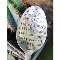 Halloween Löffel - Hexe Handwerk Kürbis Wo Meine Hexen An Tis in Der Nähe Von Samhain Glücklich Schwarze Katze Fall Happy Y'all Halloween Löffel - Hexe Handwerk Kürbis Wo Meine Hexen An Tis in Der Nähe Von Samhain Glücklich Schwarze Katze Fall Happy Y'all von SweetThymeDesign