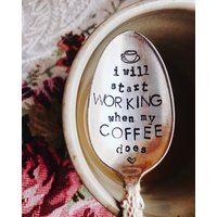 Ich Beginnt Arbeit, Wenn Mein Kaffee Gestempelt Silberlöffel Geschenk Ihm Für Ihre Gestanzte Silberne Kaffeelöffel Christmas Stocking Stuffer von SweetThymeDesign