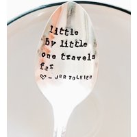 J.r.r. Tolkien Zitat Allmählich Eine Reise Weit Tägliche Mantra Inspirierende Angebot Silbernen Löffel Positiv Graduierung Geschenk J.r.r. Tolkien Zitat Allmählich Eine Reise Weit Tägliche Mantra Inspirierende Angebot Silbernen Löffel Positiv Graduierung Geschenk von SweetThymeDesign