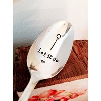 Let It Go Gestempelt Silbernen Löffel, Inspirierende Zitate, Tägliche Mantra Zucker Kaffee Löffel Gestempelte Silber, Ermutigendes Geschenk Let It Go Gestempelt Silbernen Löffel, Inspirierende Zitate, Tägliche Mantra Zucker Kaffee Löffel Gestempelte Silber, Ermutigendes Geschenk von SweetThymeDesign