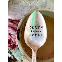 Tod Vor Entkoffeinierten Kaffee Löffel Weihnachten Geschenk Java Junkie Stocking Stuffer Teelöffel Metallstanzen Gestempelt Lassen Sie Liebe Brauen von SweetThymeDesign