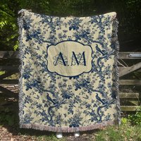 Monogrammed Blanket, Custom Tapestry, Woven Customizable Monogram Bedspread, Mother's Day Gift For Mom, Floral Couch Throw von SweetVaniaDesign
