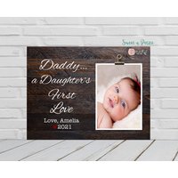 Die Erste Liebe Einer Tochter, Papa Liebe, Personalisierter Bilderrahmen Für Papa, Vatertagsgeschenk, Vatertagsgeschenk von SweetnPetiteDesignCo