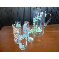 Vintage Krug Und Gläser Set Eistee Oder Limonade Pastellfarben Pink Seafoam Grün Blau Tan Vine Design Krugset 1970Er Jahre von Sweetpearlvintage